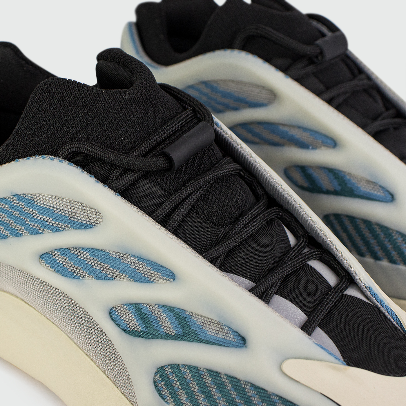 Кроссовки Adidas Yeezy Boost 700 v3 Kyanite