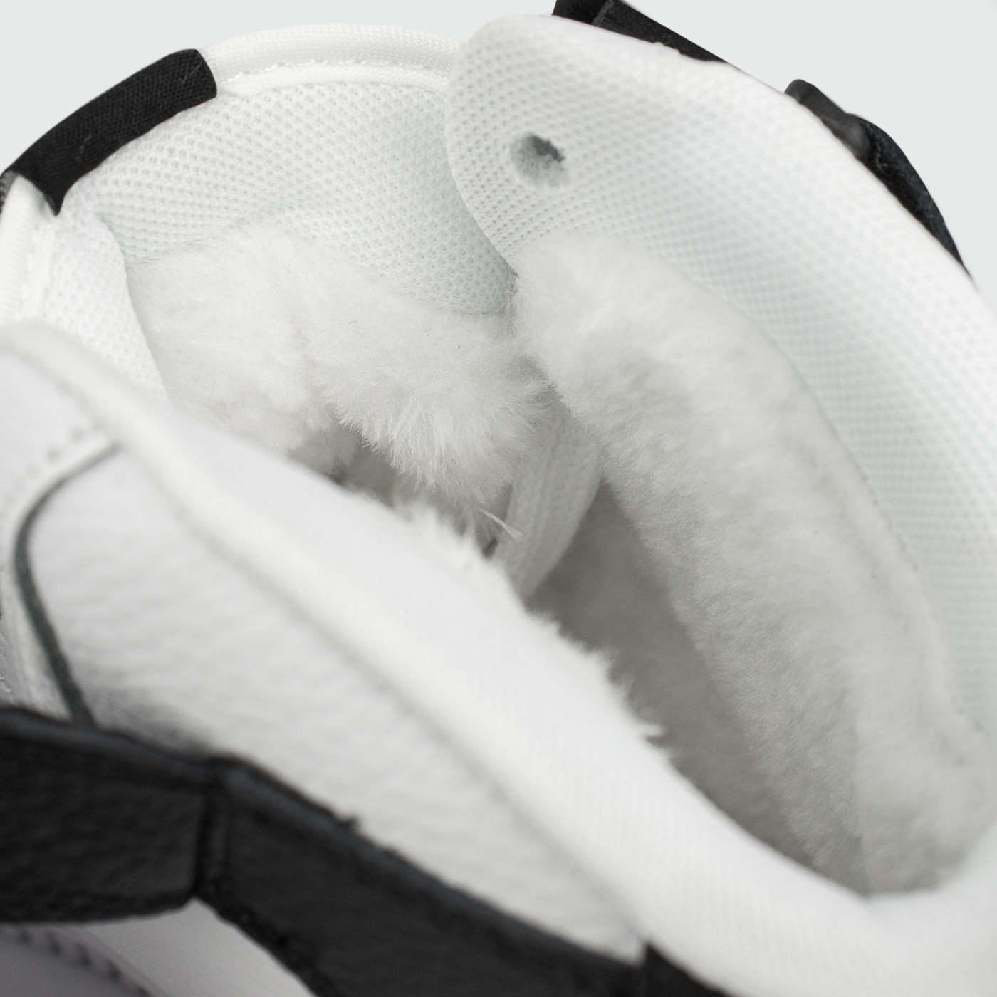 Кроссовки Nike Air Force 1 Mid LV8 Utility White / Black with Fur Кроссовки Nike Air Force 1 Mid LV8 Utility White / Black with Fur