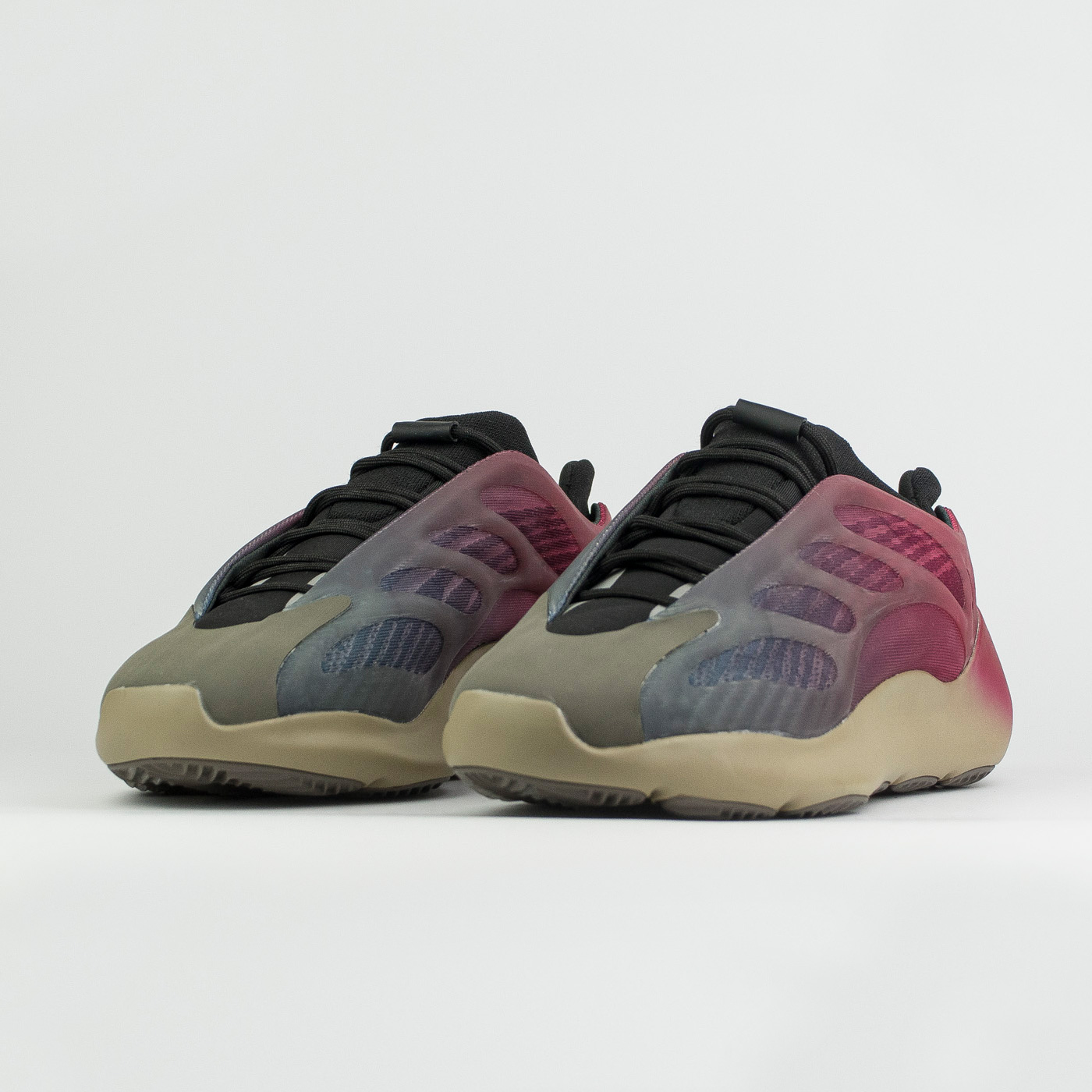 Кроссовки Adidas Yeezy Boost 700 v3 Fade Carbon Кроссовки Adidas Yeezy Boost 700 v3 Fade Carbon