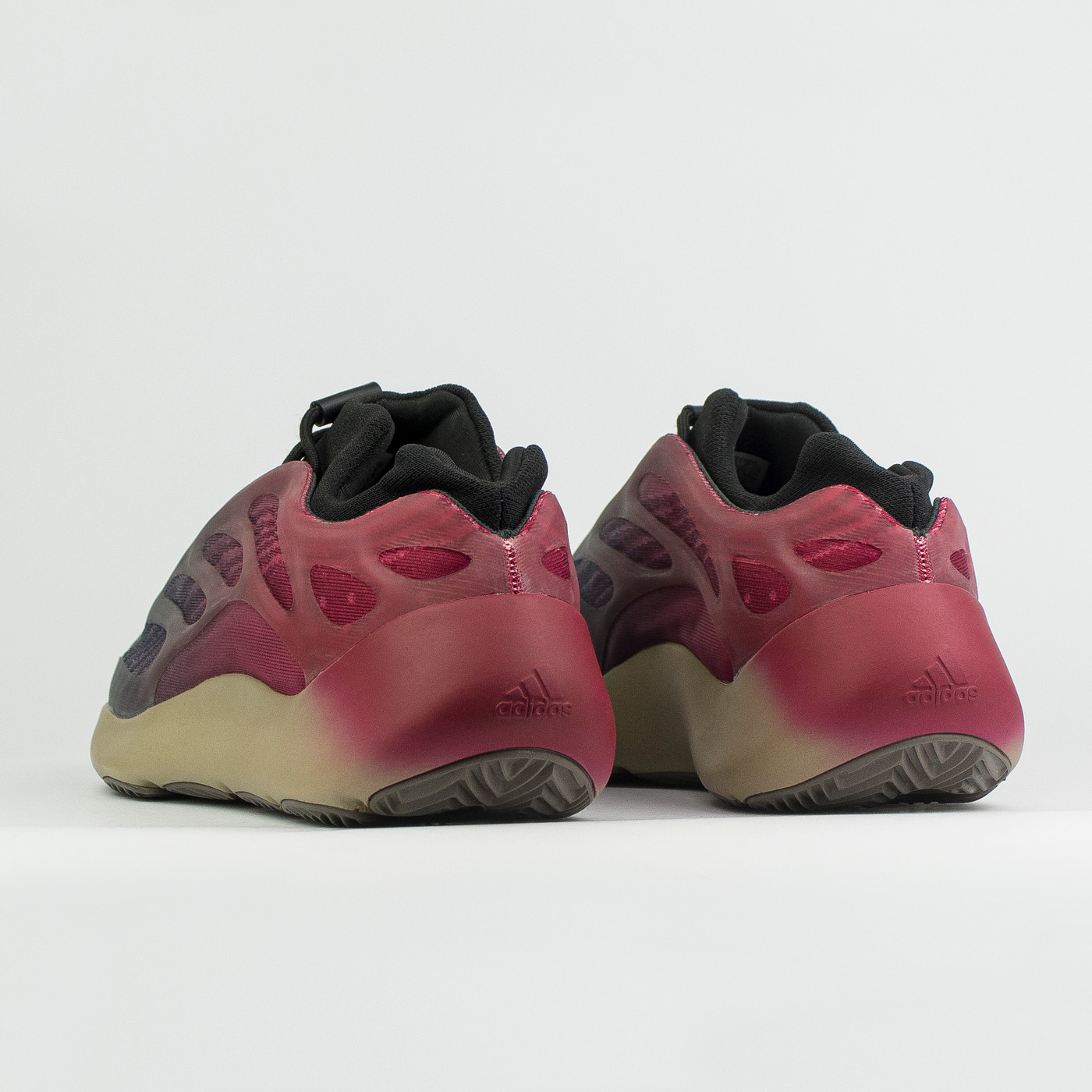 Кроссовки Adidas Yeezy Boost 700 v3 Fade Carbon Кроссовки Adidas Yeezy Boost 700 v3 Fade Carbon