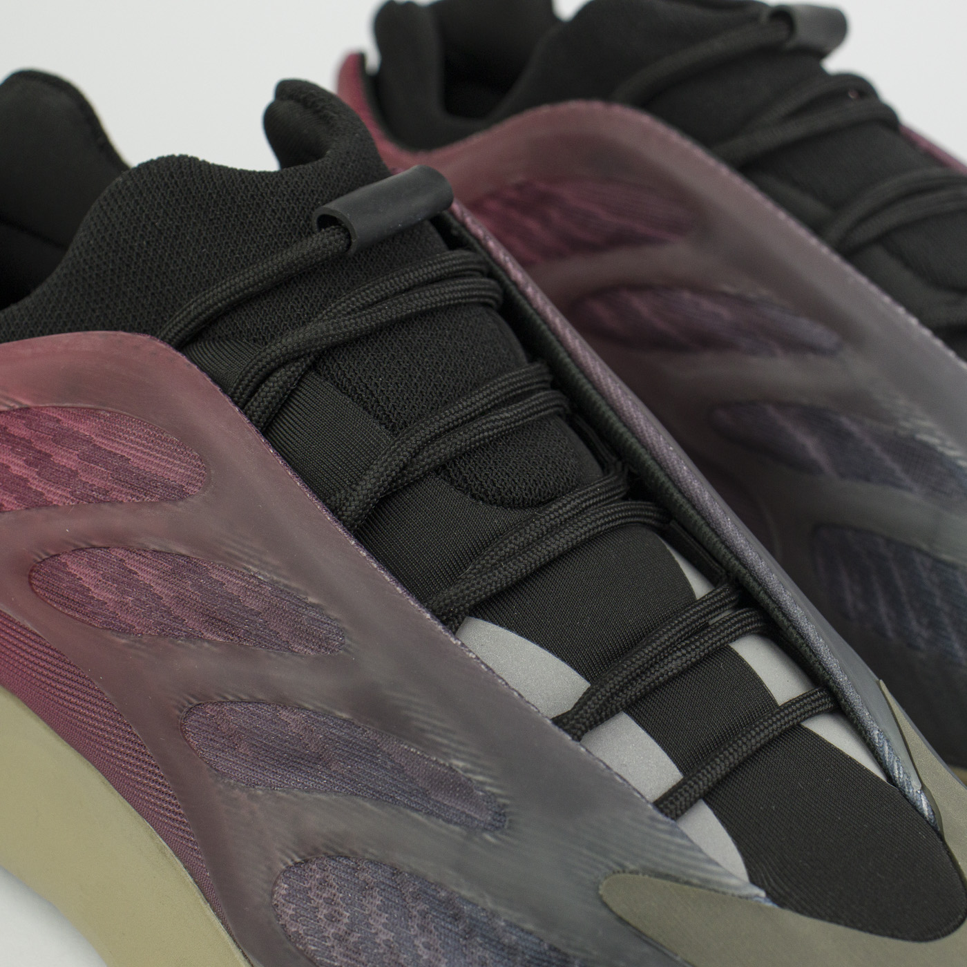 Кроссовки Adidas Yeezy Boost 700 v3 Fade Carbon Кроссовки Adidas Yeezy Boost 700 v3 Fade Carbon