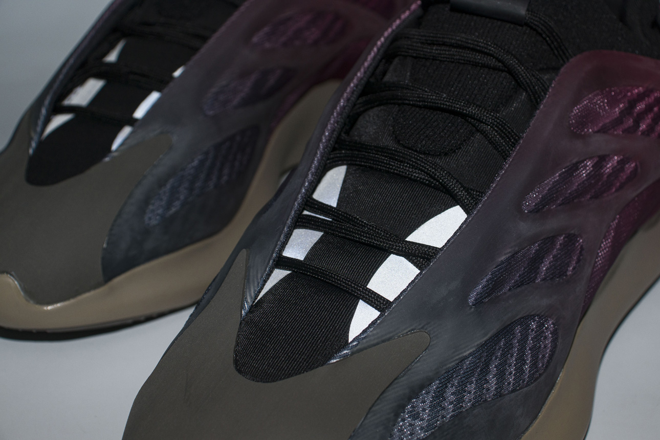 Кроссовки Adidas Yeezy Boost 700 v3 Fade Carbon Кроссовки Adidas Yeezy Boost 700 v3 Fade Carbon