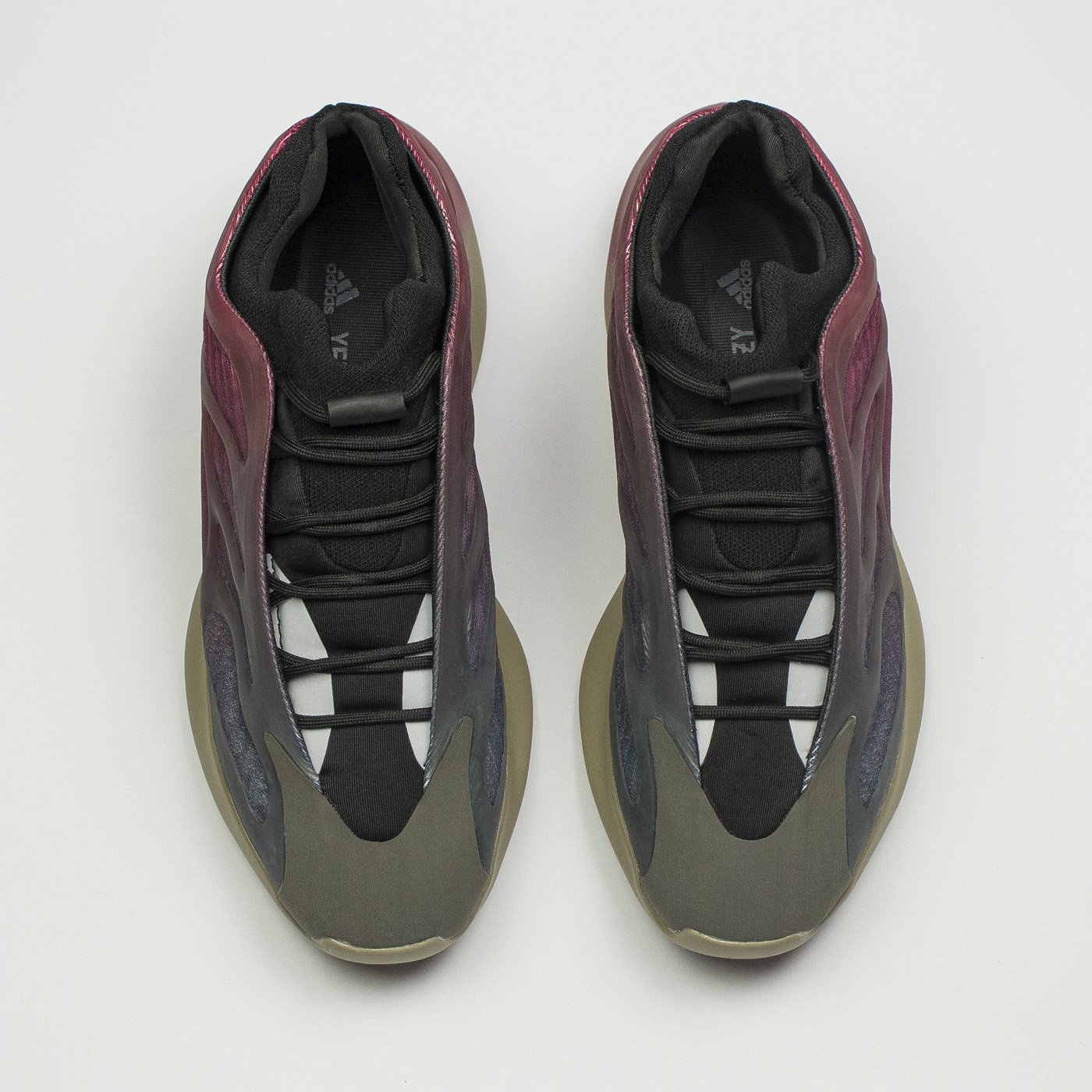 Кроссовки Adidas Yeezy Boost 700 v3 Fade Carbon Кроссовки Adidas Yeezy Boost 700 v3 Fade Carbon