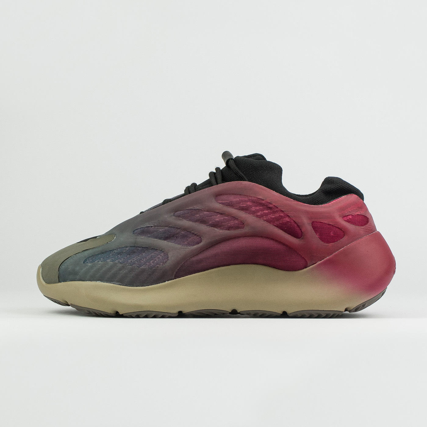 Кроссовки Adidas Yeezy Boost 700 v3 Fade Carbon Кроссовки Adidas Yeezy Boost 700 v3 Fade Carbon
