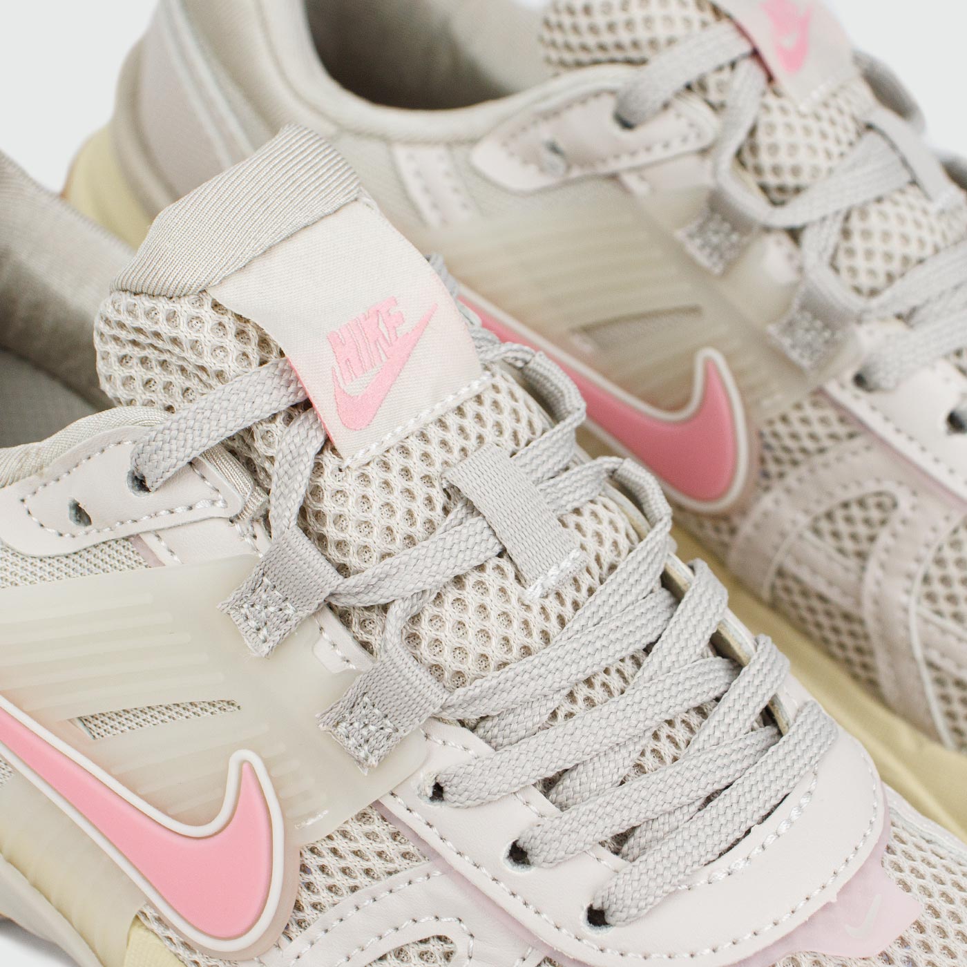 Кроссовки Nike V2K Run Grey Pink Wmns Кроссовки Nike V2K Run Grey Pink Wmns