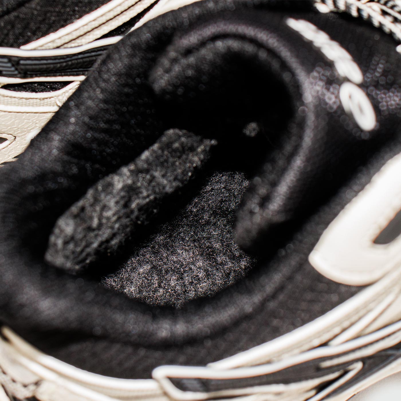 Кроссовки Asics Gel-Kahana 8 Mid White Black with Fur Кроссовки Asics Gel-Kahana 8 Mid White Black with Fur